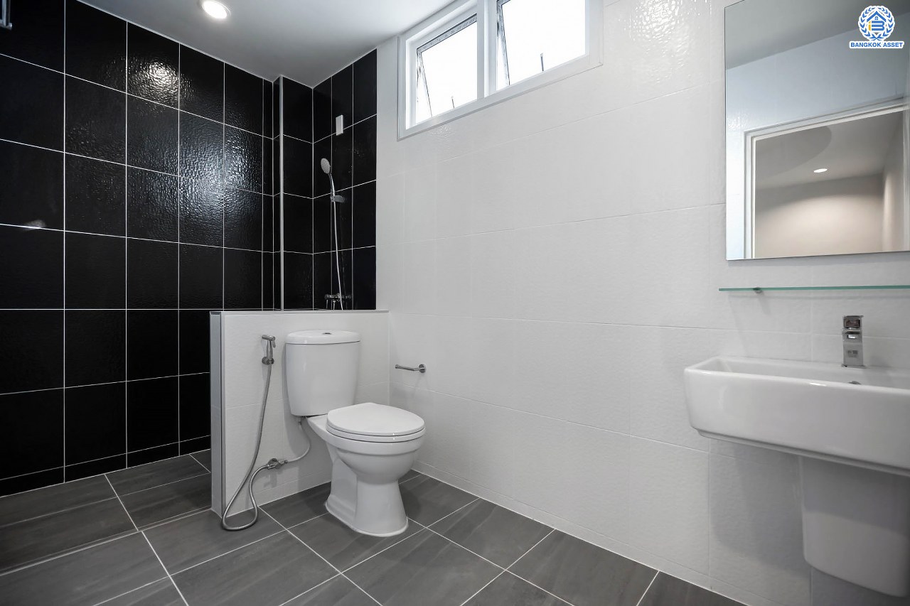 บ้านมือสองตกแต่งใหม่ 3 ชั้น ทำเลโซนเมือง โครงการ จริงใจวิลเลจ รัตนาธิเบศร์ (ซอยเรวดี) เนื้อที่ 23 ตร.ว. ฟังก์ชัน 4 ห้องนอน 3 ห้องน้ำ จอดรถได้ 1 คัน เข้า-ออกได้หลายเส้นทาง ทั้งรัตนาธิเบศร์, ติวานนท์ และเลี่ยงเมืองนนท์ ใกล้ทางด่วน "งามวงศ์วาน" รถไฟฟ้าสายสีม่วง "สถานีศูนย์ราชการนนทบุรี" และ "สถานีบางกระสอ"